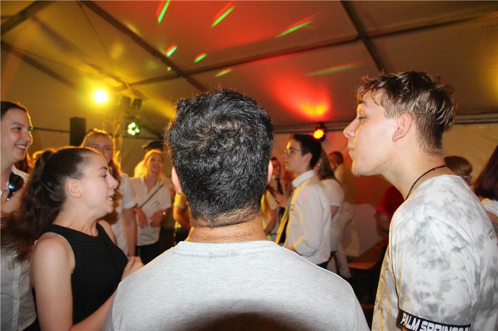 Am Abend feierten die Schützen von acht Vereinen den ersten Vereinsschützenkönig beim Königsball im Festzelt.