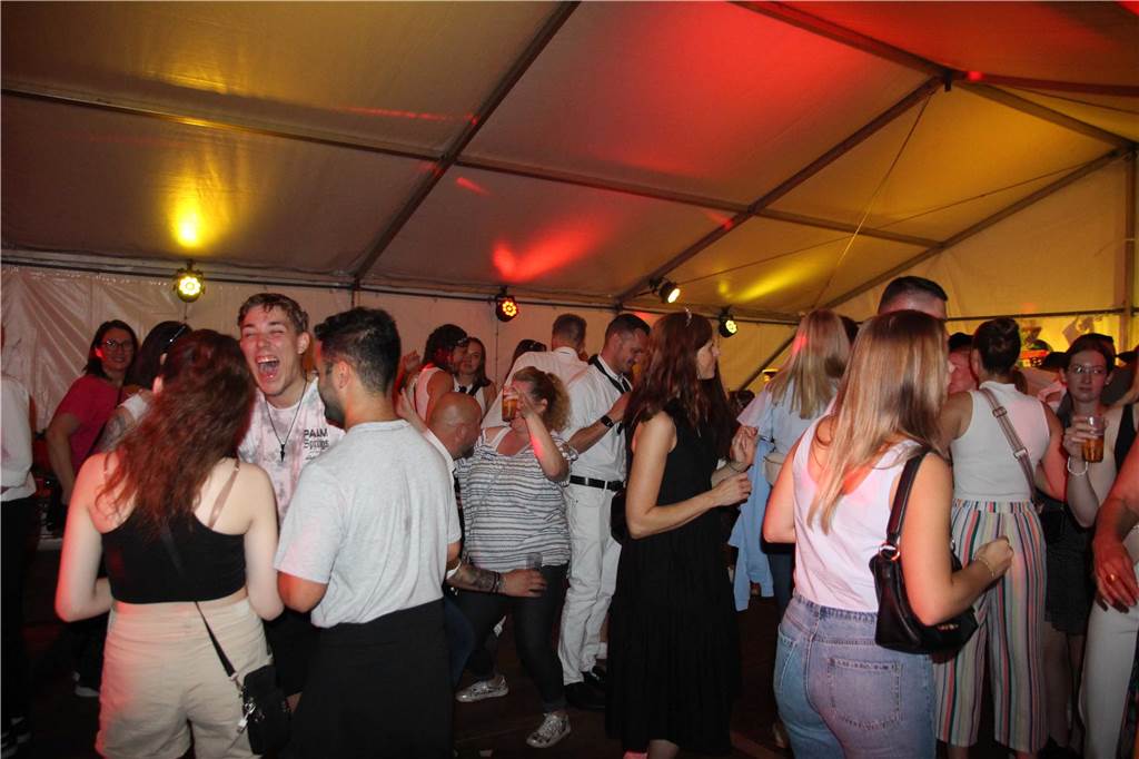 Am Abend feierten die Schützen von acht Vereinen den ersten Vereinsschützenkönig beim Königsball im Festzelt.