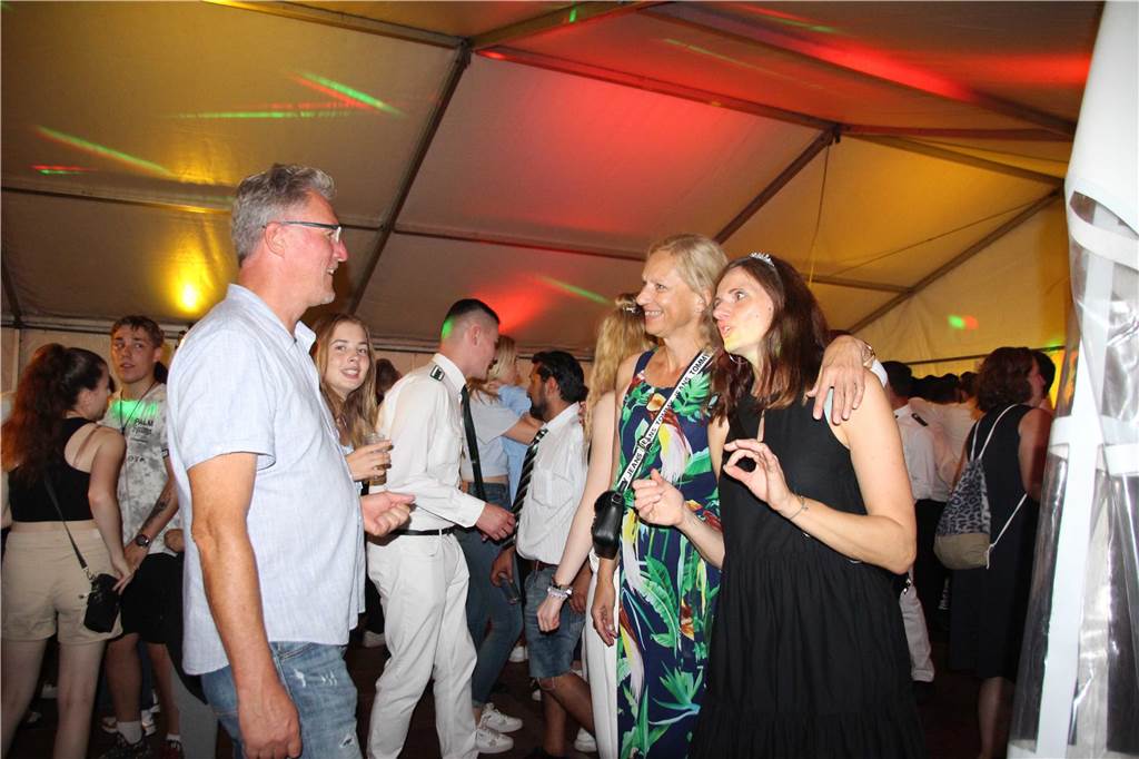 Am Abend feierten die Schützen von acht Vereinen den ersten Vereinsschützenkönig beim Königsball im Festzelt.