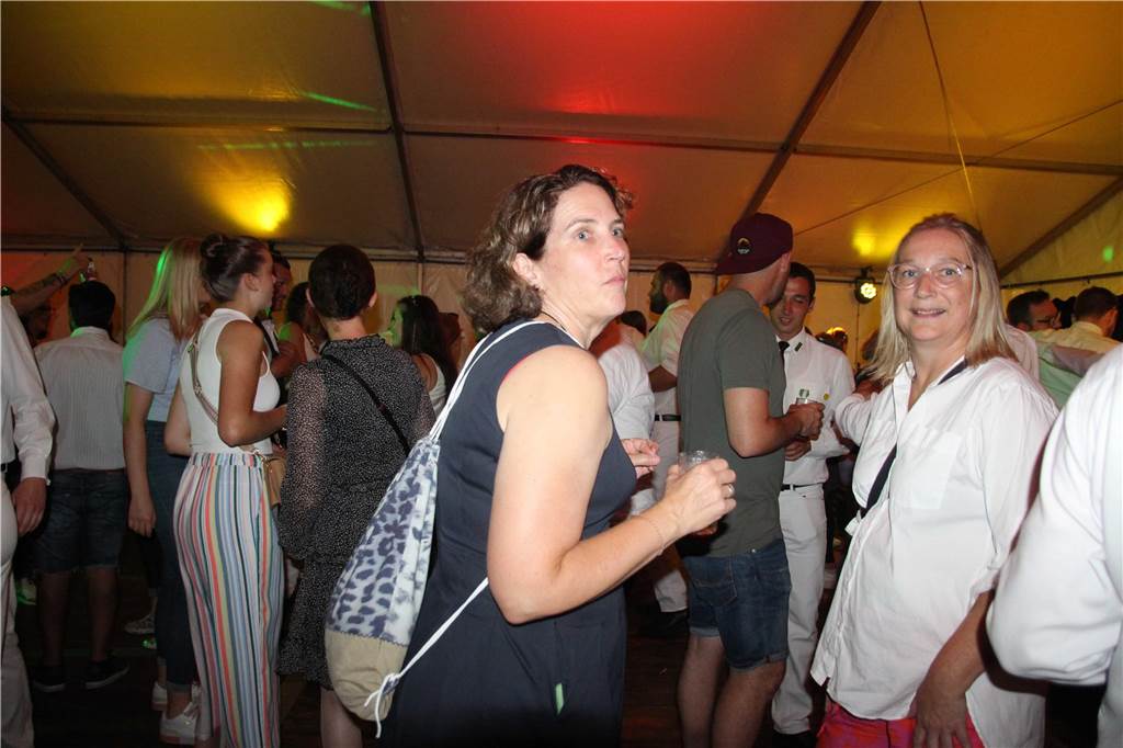 Am Abend feierten die Schützen von acht Vereinen den ersten Vereinsschützenkönig beim Königsball im Festzelt.