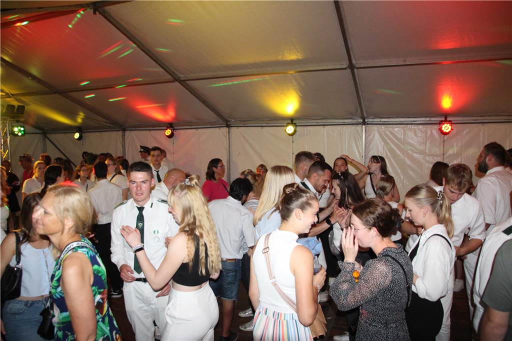 Am Abend feierten die Schützen von acht Vereinen den ersten Vereinsschützenkönig beim Königsball im Festzelt.