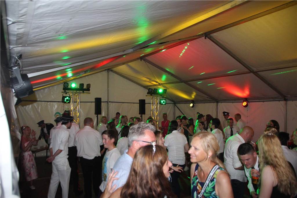 Am Abend feierten die Schützen von acht Vereinen den ersten Vereinsschützenkönig beim Königsball im Festzelt.
