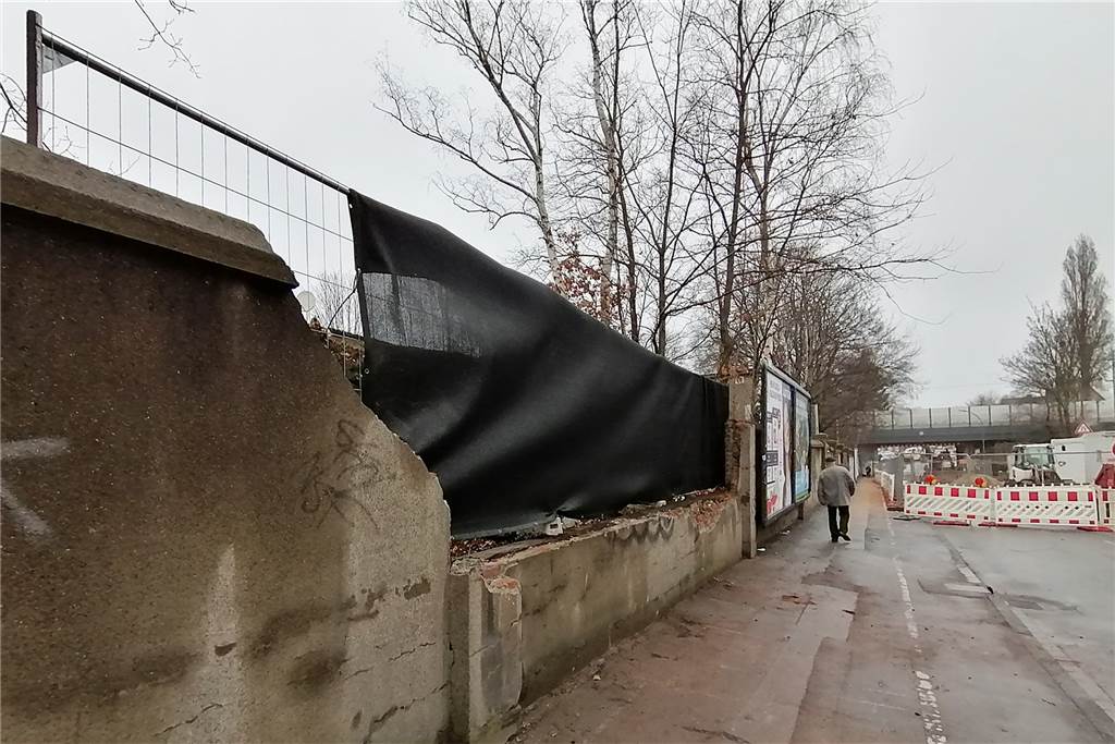 Riesiger Findling durchschlägt Mauer – Trümmerteile verletzen Kind Am Abend haben Arbeiter das Loch in der Mauer mit einem Bauzaun geschlossen. Der Unfallort ist nur wenige Meter von der Baustelle auf der Dönnstraße entfernt.