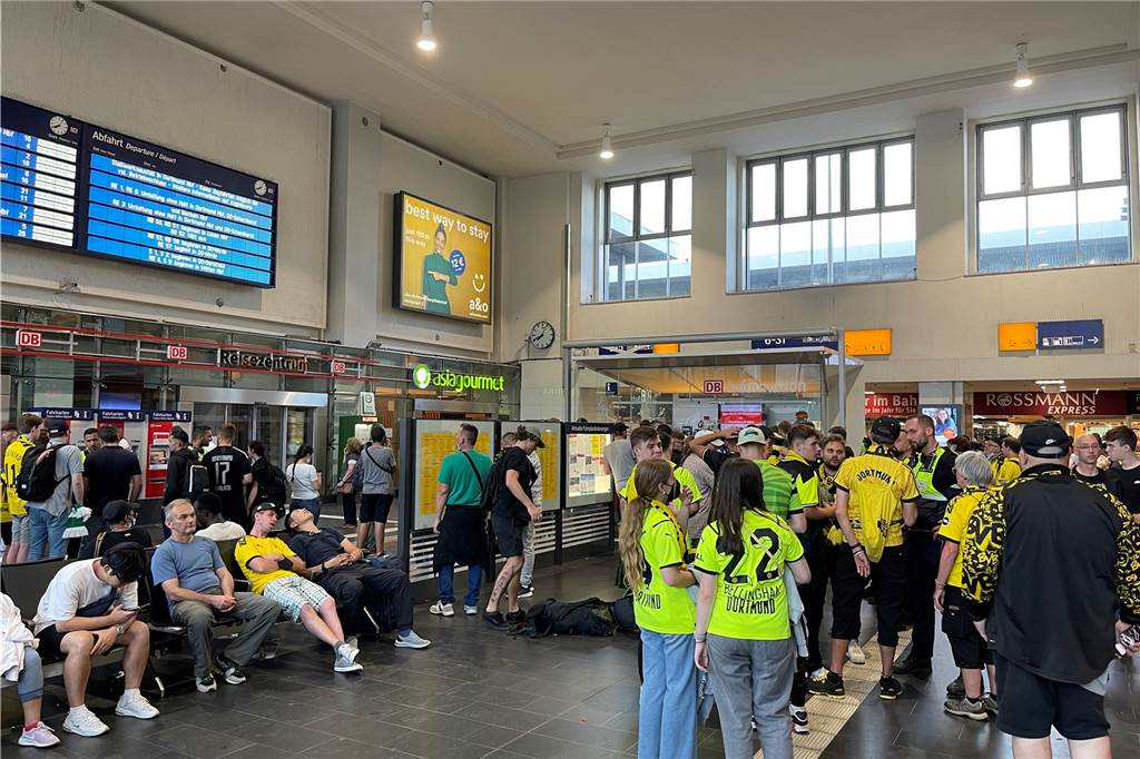 Komplett-Ausfall am Hauptbahnhof Dortmund: Fast einen Tag lang ging nichts Am Abend wurde es nochmal voller - einige Fußballfans hatten offenbar gehofft, ihren Heimweg über den Hauptbahnhof antreten zu können.