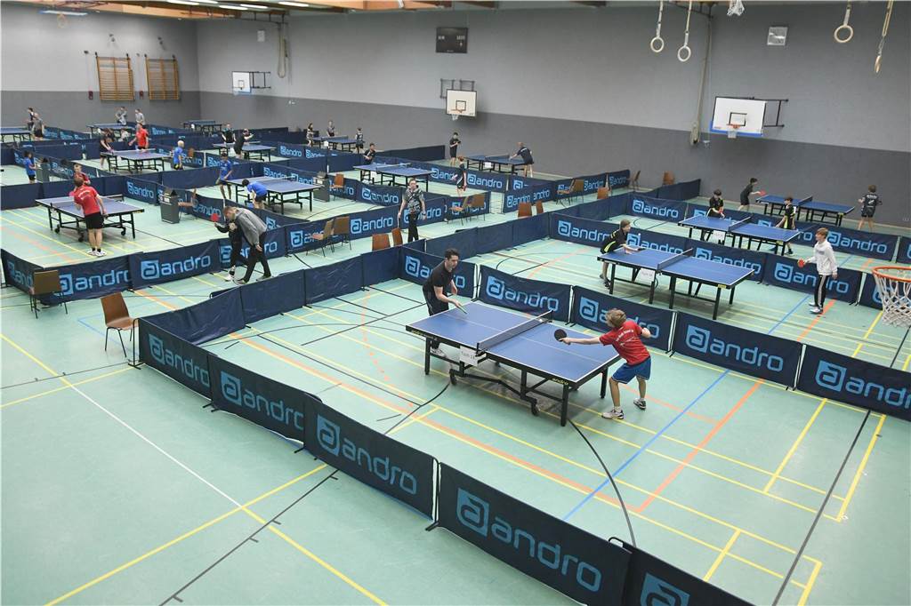 12 Fotos von Turnier-Premiere: 250 Tischtennisspieler ermittelten Bezirkslmeister in Castrop-Rauxel Am abschließenden Wochenende der Herbstferien war die DJK Roland Rauxel Premieren-Gastgeber der Bezirksmeisterschaften Mittleres Ruhrgebiet. Einige Lokalmatadore spielten erfolgreich mit.