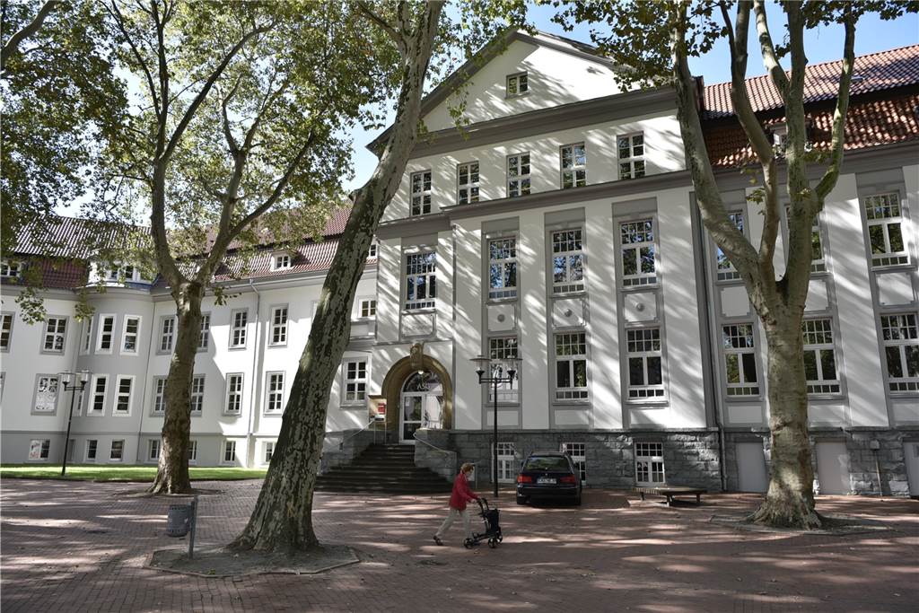 Corona-Verdachtsfall am ASG: Abi-Zeugnisvergabe abgesagt Am Adalbert-Stifter-Gymnasium (ASG) hätten am Donnerstag die Abi-Zeugnisse feierlich verliehen werden sollen. Wegen eines Corona-Verdachtsfalls ist daraus nichts geworden.