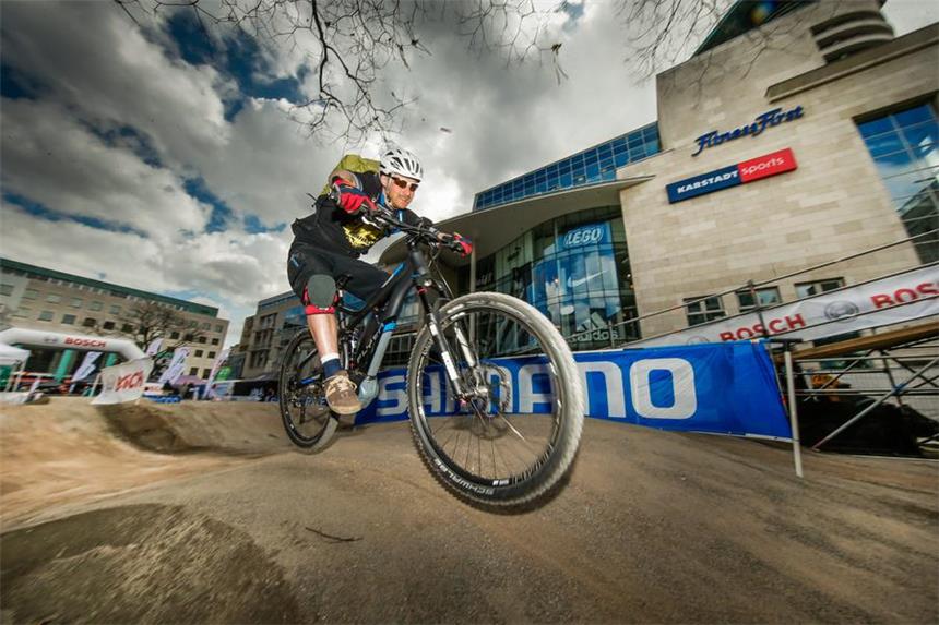 Am alten Markt können die Besucher die E-Bikes auf einer Teststrecke ausprobieren.