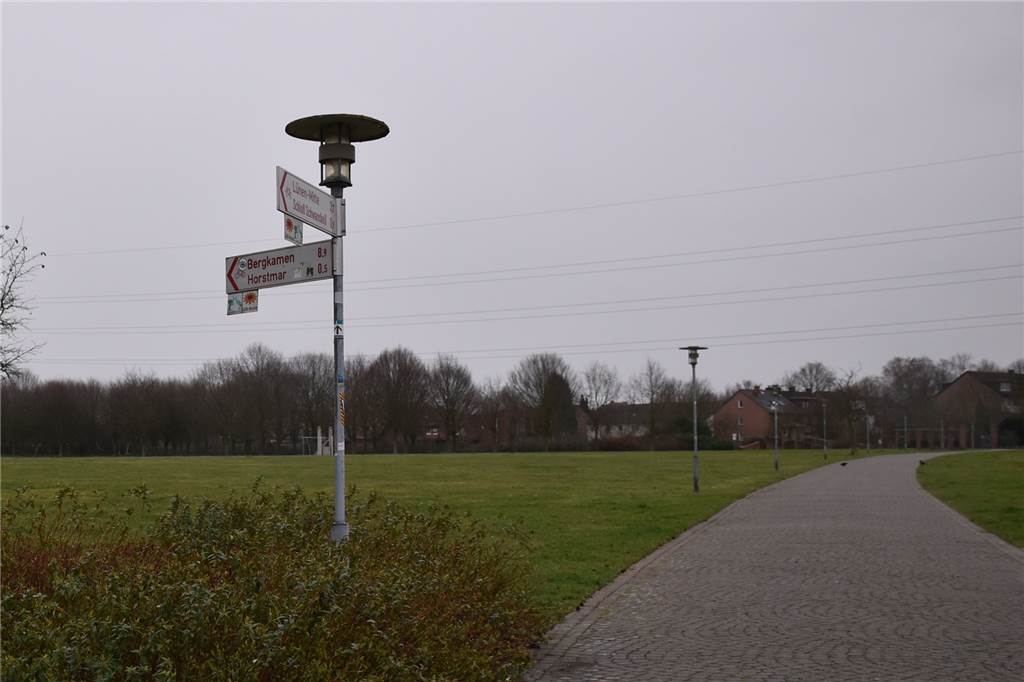 Laternen im Seepark: Anwohner fordern mehr Sicherheit für den Baukelweg Am angrenzenden Schwansbeller Weg gibt es Laternen.