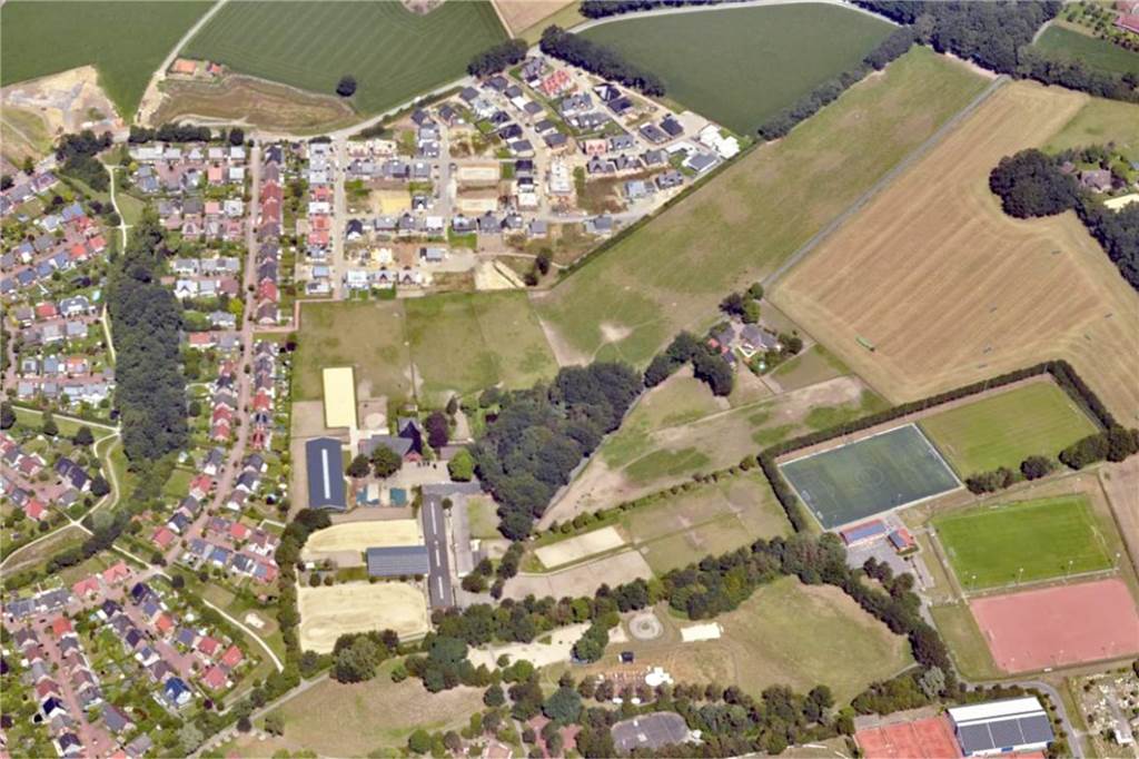 Neue Mobilfunkmasten: In Büren gibt es das größte Funkloch des Kreises Luftbild vom SuS-Vereinsgelände und dem Neubaugebiet Erningfeld