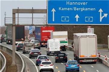 Am Autobahnkreuz Dortmund-Nordost blockierten drei Lkw die A2 - der dadurch entstandene Stau reichte bis nach Mengede.