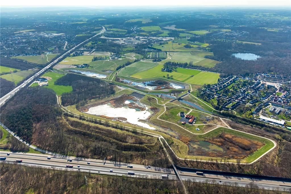 Am Autobahnkreuz Dortmund-Nordwest mit der A45 und A2 liegt Groppenbruch und das Hochwasserrückhaltebecken an der Emscher.