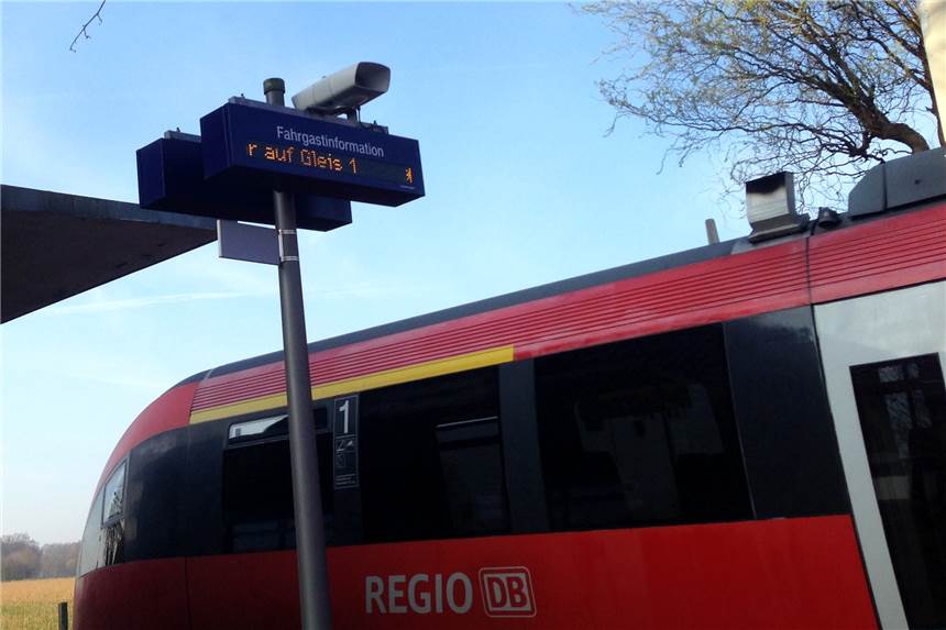 Warum die Bahnanzeige das Gleis ansagt - obwohl es nur ein Gleis gibt Am Bahnhof Beifang weist das Schild darauf hin, dass die Bahn von Gleis 1 fährt - es gibt aber sowieso nur ein Gleis