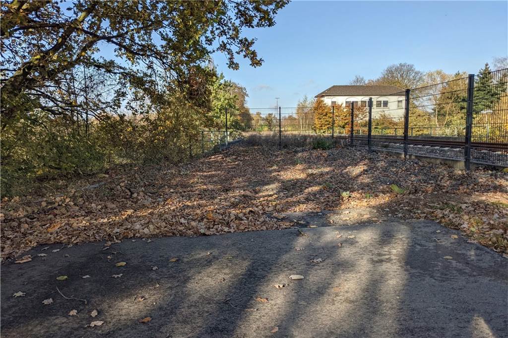 Neuer Radweg auf Bahndamm zwischen Bahnhof und Lippetal erst 2024 Am Bahnhof Dorsten soll es an dieser Stelle mit dem Radweg weitergehen - entlang der Gleise über die Bahnbrücke an der Vestischen Allee.