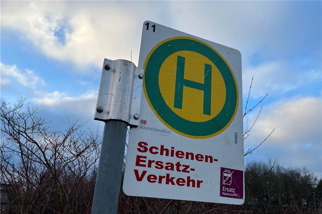 Schienenersatzverkehr nach Brackel: Fahrer beweist Nervenstärke Am Bahnhof in Dorstfeld weist ein Haltestellenschild auf den Schienenersatzverkehr hin