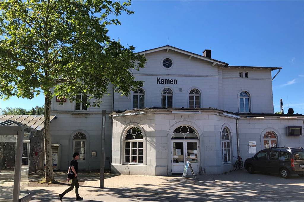 „Partyspaß ab Bahnsteigkante“ – so läuft eine Fahrt im Partyzug ab Am Bahnhof Kamen spielte sich an Allerheiligen ein Drama ab.