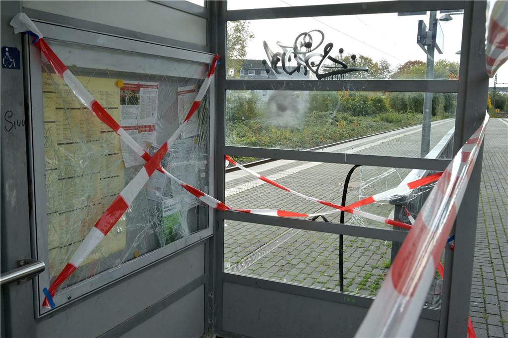 Videokameras am Bahnhof Preußen: Bahn nennt Zeitplan der Installation Ein beschädigtes und mit Flatterband abgesperrtes Wartehäuschen.