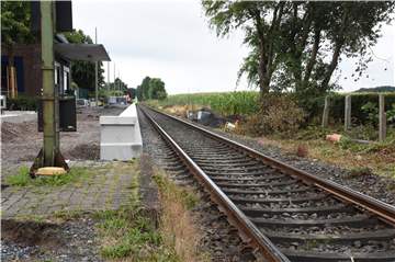 Am Bahnhof Selm-Beifang wird der Bahnsteig angehoben. Wie hoch das wird, lässt sich auf diesem Bild schon gut erkennen.