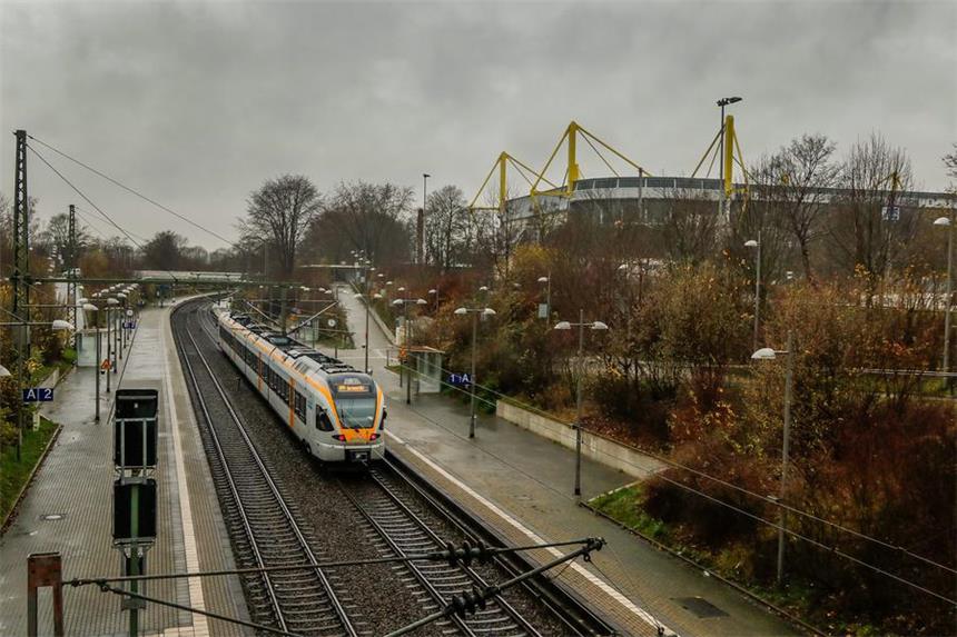 Dortmund wird ab Montag wieder Drehscheibe für Flüchtlinge Am Bahnhof Signal Iduna Park halten ab Montagabend Züge mit Flüchtlingen.