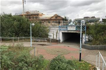 Am Bahnhofsgebäude wird schon kräftig gearbeitet, ab Anfang November wird auch die stadtseitige Unterführung abgerissen.