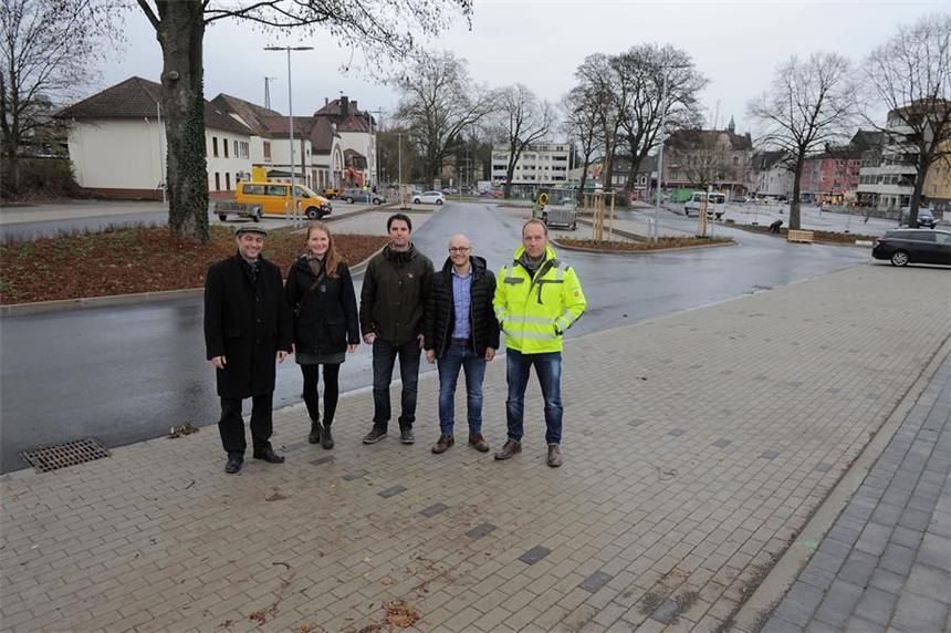 Neue Parkplätze am Schwerter Bahnhof eröffnet Am Bahnhofsvorplatz wurden weitere Park+Ride Parkplätze freigegeben. Fachbereichsleiter Adrian Mork (l.) eröffnete den Parkplatz. Mit dabei sind (v.l.) Verkehrsplanerin Katharina Hartmann, Jörg Göllner von der beauftragten Firma Pollmann, Stadtplaner Jan Menges und Andreas Kruse von der Stadtentwässerung (SEG).