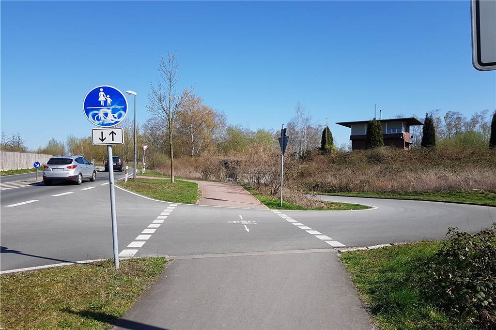 Leserurteil: „Fahrradwege-technisch ist Castrop-Rauxel ein Entwicklungsland“ Am Bahnwärterhäuschen unweit der Klöcknerstraße führt der Radweg von der Straße weg. Diesen Schwenk hält ein Leser für unnötig.
