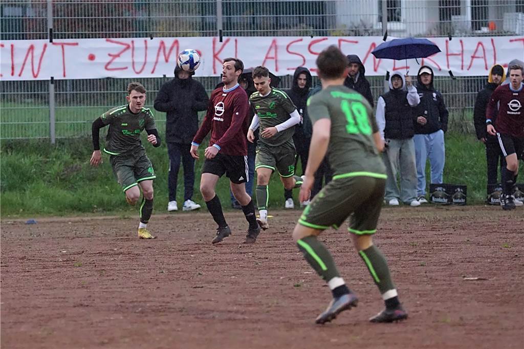 Am Ball Christopher Neithart (SVB in Rot), links stürmt Marcel Helmich (FCO) heran