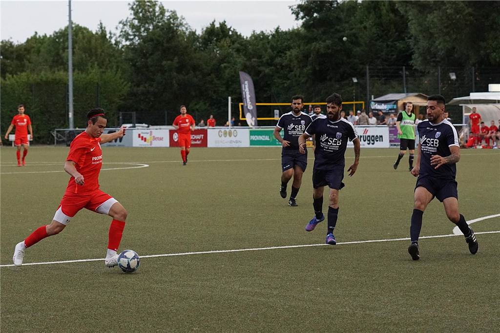 Am Ball Dennis Schütz (RWU in Rot) im Gästestrafraum
