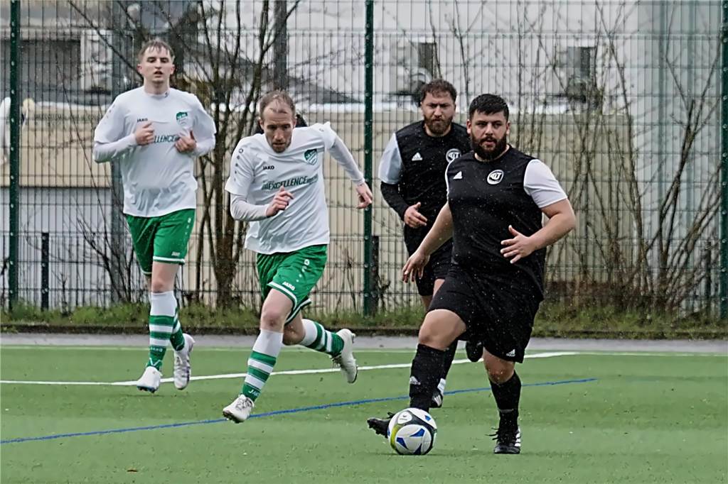 TIU weiter in der Erfolgsspur: Nächster Sieg trotz Rückstand Am Ball: Enes Yavuz (TIU in Schwarz).