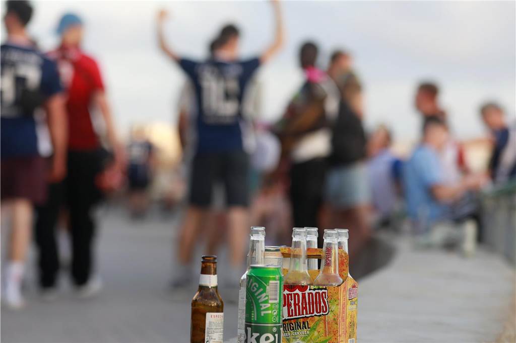 Sauftourismus auf Mallorca ist nicht zu bremsen: Hotelierverband fordert härtere Strafen Am Ballermann sorgen die Partyurlauber dieses Jahr bereits lange vor Start der Hauptsaison für Ärger