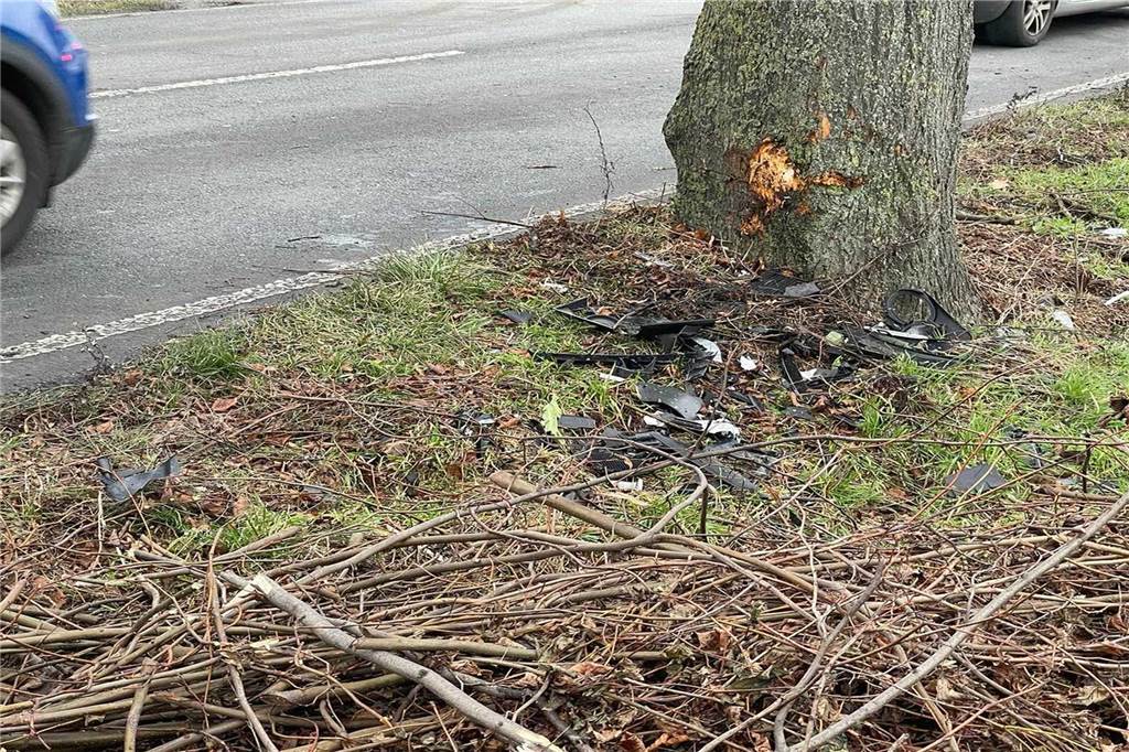 Unfall auf der Königsheide: Auto prallte gegen Baum, Straße war zeitweilig gesperrt Am Baum waren die Spuren des Unfalls sichtbar.