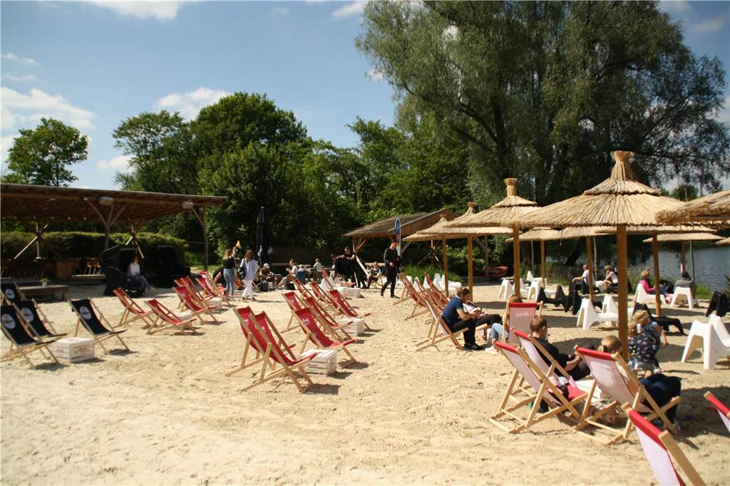 Auf dem Foto ist ein Beachbiergarten zu sehen.