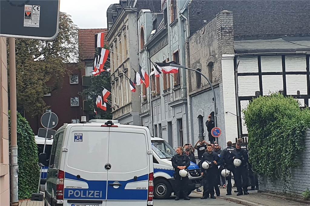 Antifa-Demo mitten durch die City: „Friedlich“ mit Mittelfingern und Beleidigungen Am berüchtigten "Nazi-Haus" in der Emscherstraße wurden Reichsflaggen aufgehangen.
