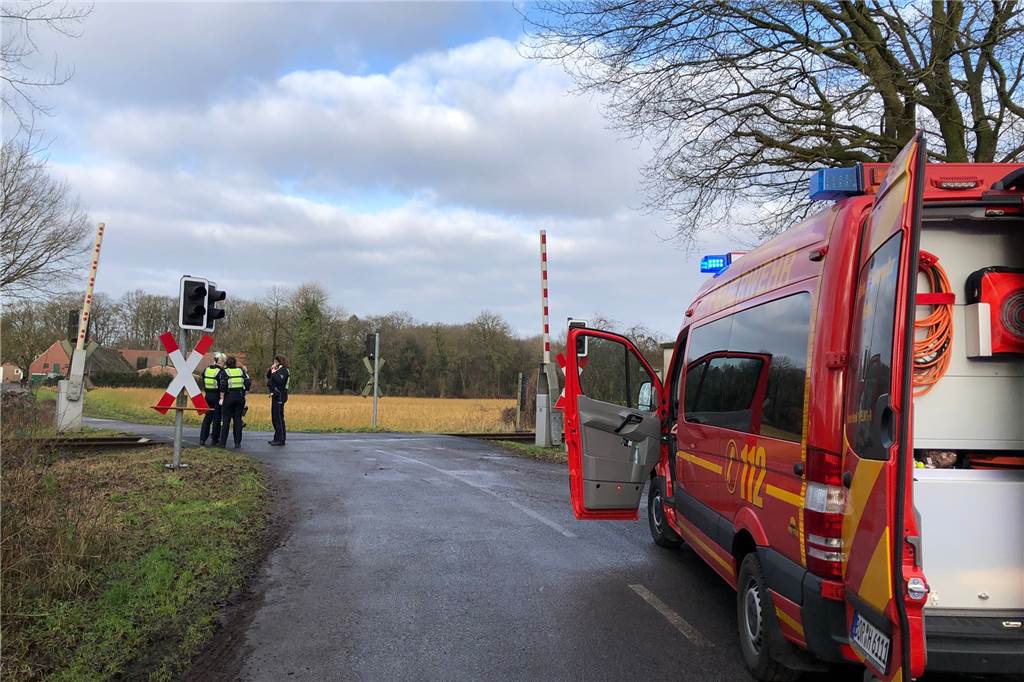 67 Jahre alter Radfahrer aus Ahaus stirbt bei Unfall an Bahnübergang Am beschrankten Bahnübergang in Heek im Bereich Heumate hat sich ein Unfall ereignet. Ein Mann ist dabei ums Leben gekommen.