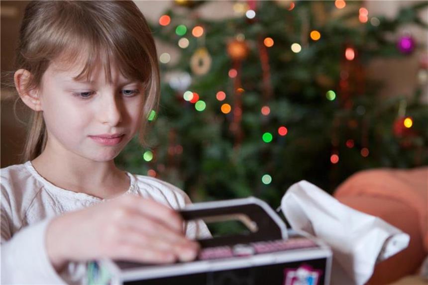 Kindern das passende Spielzeug schenken Am besten kommen Geschenke bei Kindern an, die sie mit der Familie zusammen nutzen können. Foto: Silvia Marks/dpa-tmn