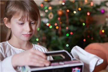 Am besten kommen Geschenke bei Kindern an, die sie mit der Familie zusammen nutzen können. Foto: Silvia Marks/dpa-tmn
