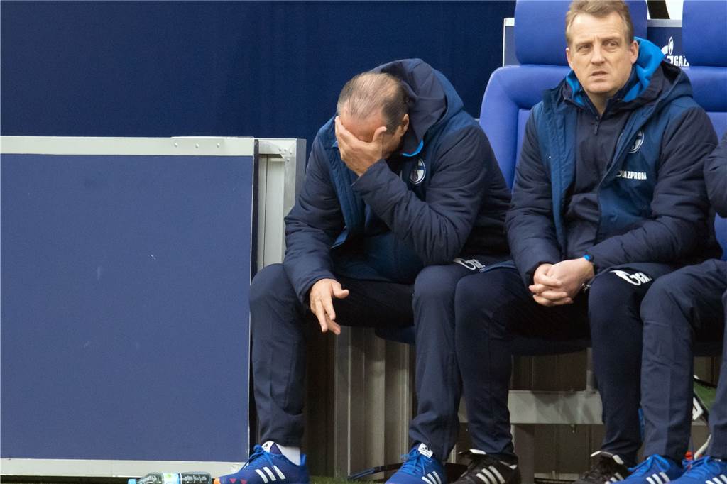 Huub Stevens: „Mal was Verrücktes machen - auch das ist doch Schalke!“ Am besten nicht hinsehen: Der Fußball, der in seiner dritten Amtszeit gespielt wurde, brachte Huub Stevens oft zum Verzweifeln - wie hier beim Spiel gegen RB Leipzig.