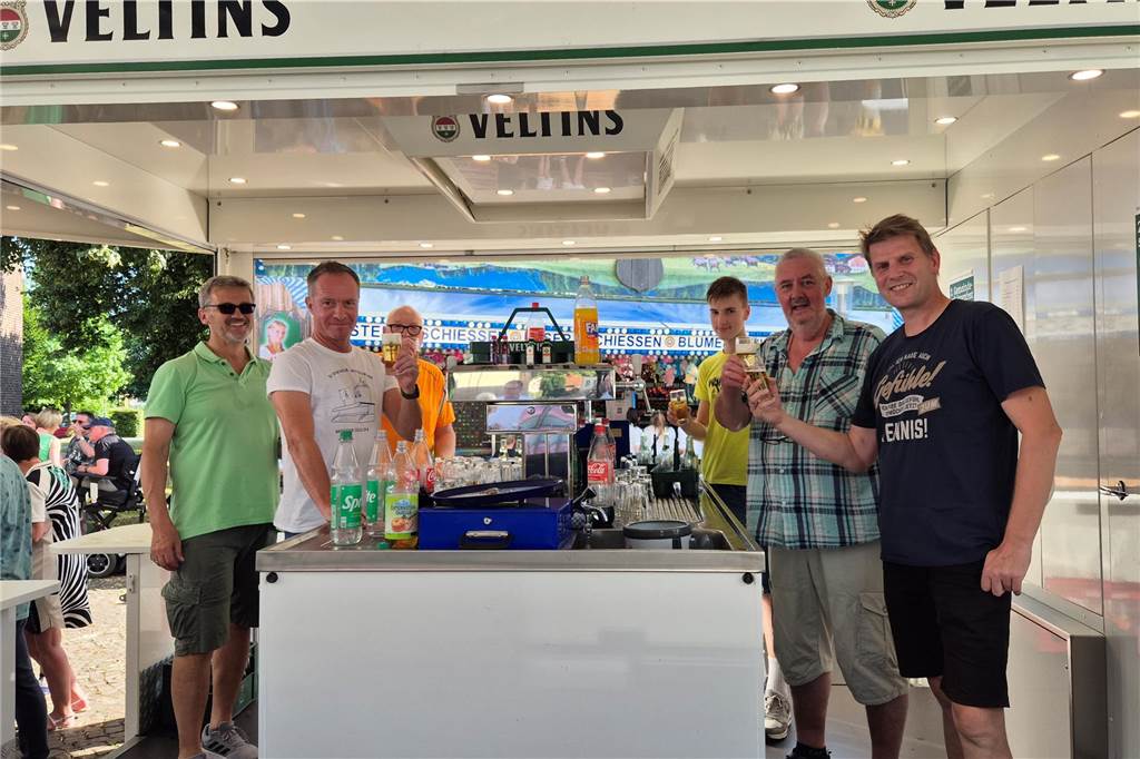 Am Bierstand sorgten die Mitglieder des SV Davaria dafür, dass die Besucher bei Temperaturen über 30 Grad ihren Durst löschen konnten.