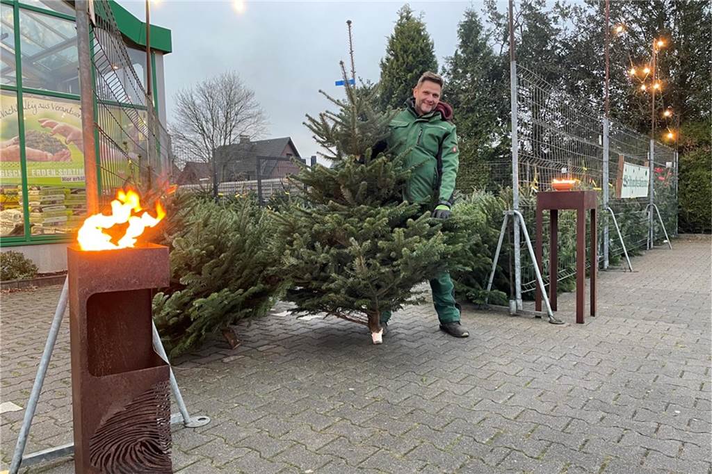 Hier gibt es in Kirchhellen die schönsten Christbäume Mann mit Tannenbaum