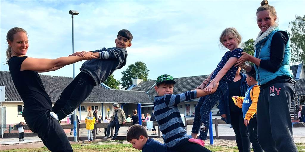 Projektwoche: Schermbecker Schüler werden zu Artisten Am Boden lernen die jungen Artisten akrobatische Übungen.