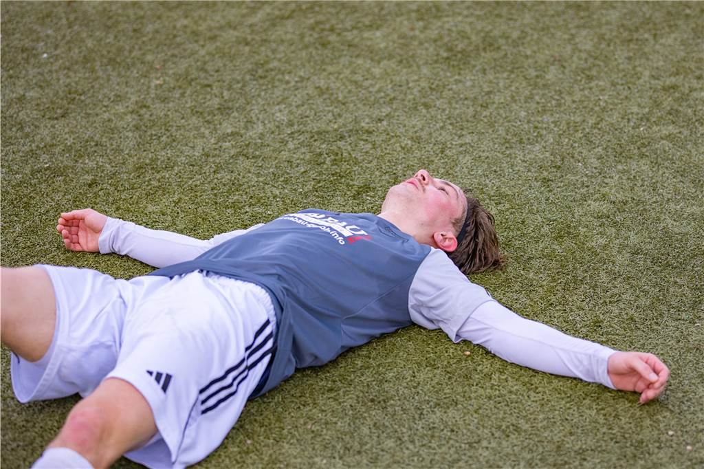 Abstiegskampf in der Kreisliga A2 Unna-Hamm spitzt sich zu Spieler liegt am Boden.