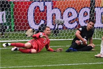 Am Boden: Mats Hummels (r.) und Manuel Neuer.