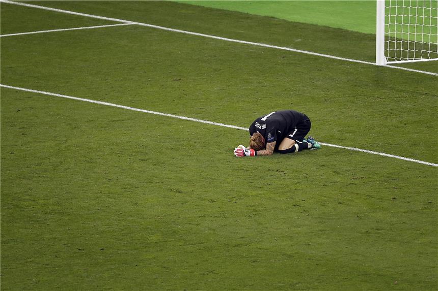 Liverpool-Torhüter entschuldigt sich unter Tränen Am Boden zerstört: Liverpool-Torhüter Loris Karius.
