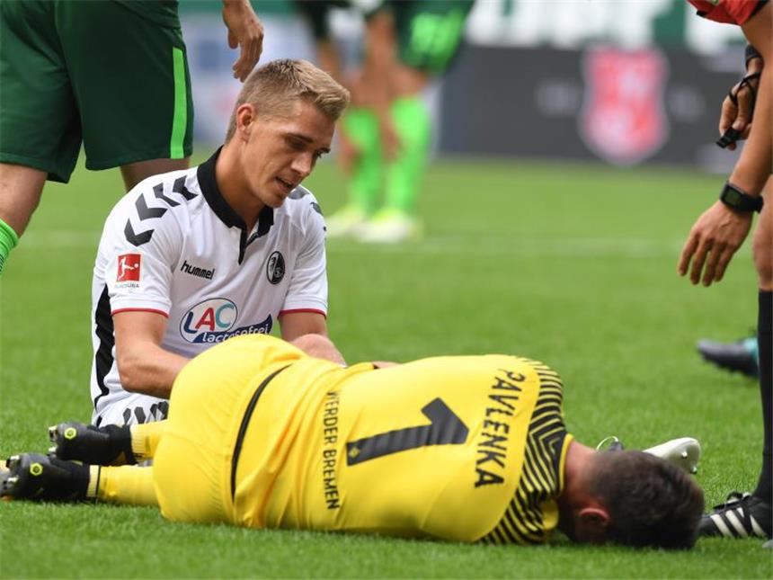Bremen und Freiburg wollen ruhig zurück zum Glück Am Boden: Freiburgs Nils Petersen (l) und Werder-Torwart Jiri Pavlenka. Foto: Carmen Jaspersen