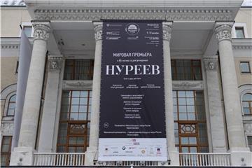 Am Bolschoi-Theater in Moskau weist ein schwarzes Banner auf die Premiere des Balletts „Nurejew“ hin. Foto: Friedemann Kohler