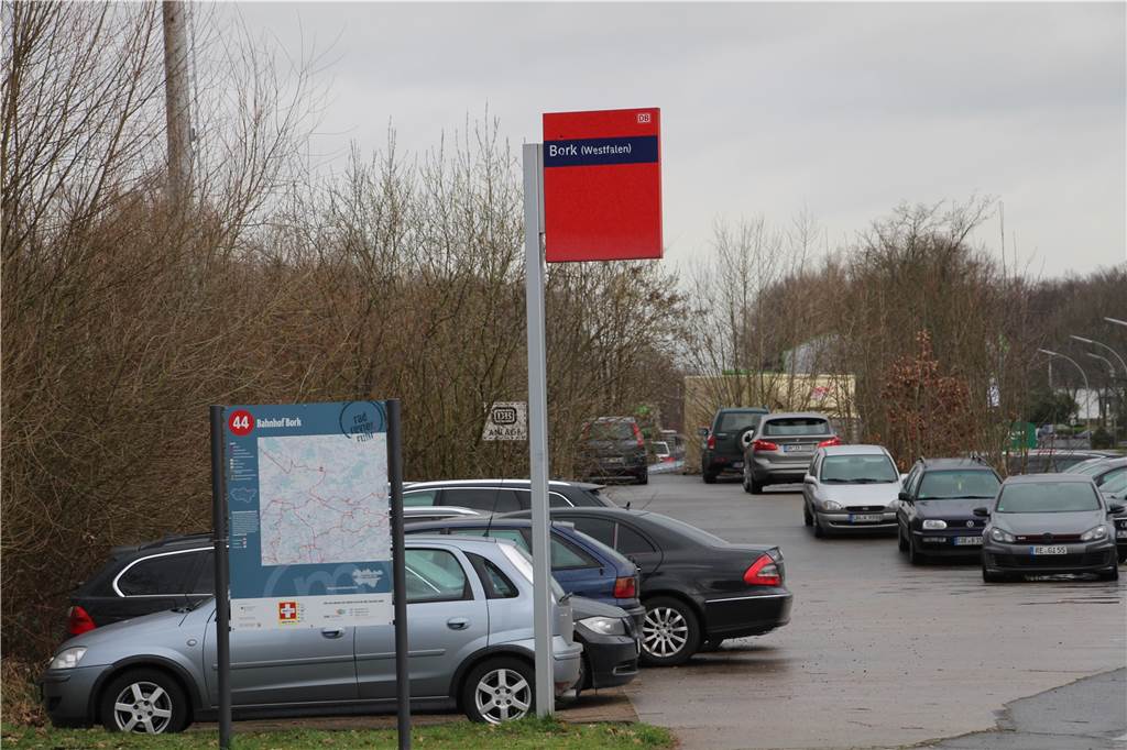 Entwicklung für Bork: Stadt will mit Häuserkauf Heft des Handelns in der Hand halten Am Borker Bahnhof soll sich einiges auch für parkende Pendler tun.