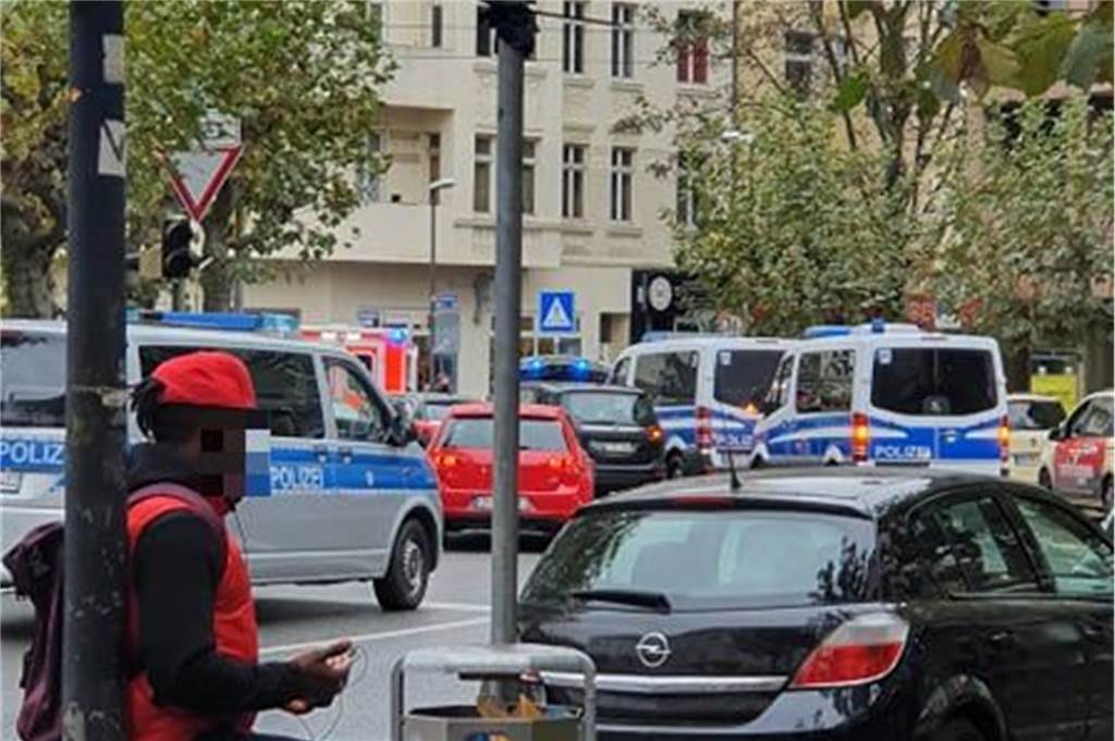 Schlägerei am Borsigplatz eskaliert – Mann erleidet Stichverletzung Am Borsigplatz war am Freitagmittag ein großes Polizeiaufgebot zu beobachten.