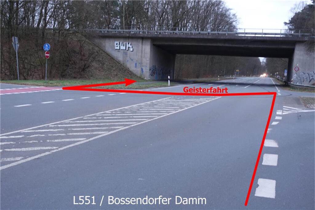 Roter Pfeil, der eine Geisterfahrt auf dem Bossendorfer Damm in Haltern aufzeigt.