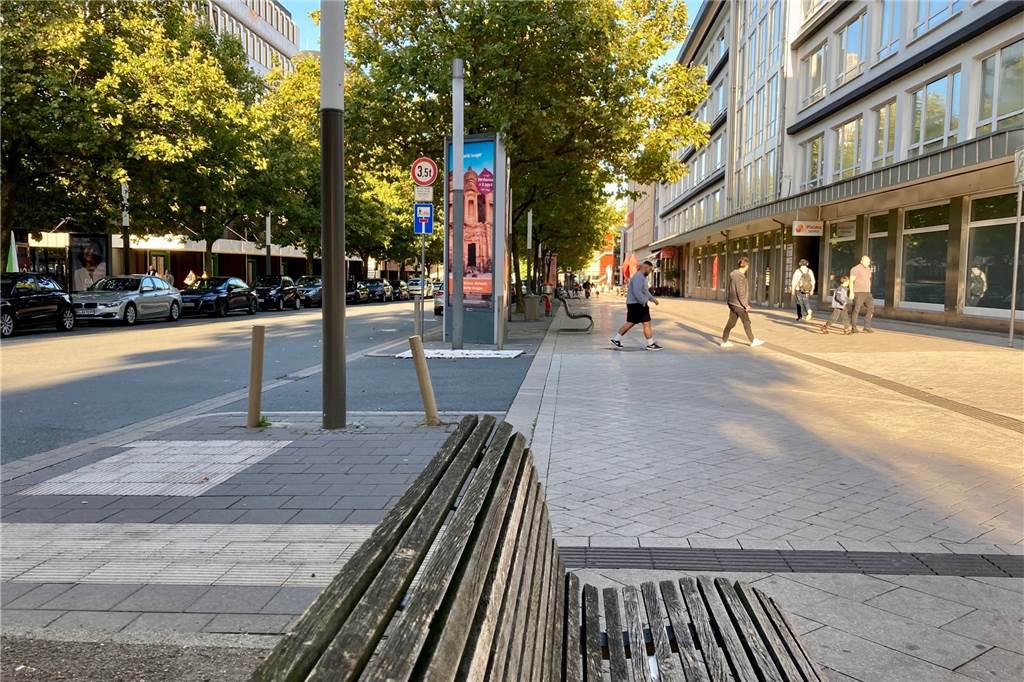 Gastronomie und mehr: Wie die Kampstraße (jetzt wirklich) „Laufsteg der City“ werden soll Am Brüderweg und an der Westentor-Allee ist die Umgestaltung mit viel Grün und breiten Gehwegen schon abgeschlossen.