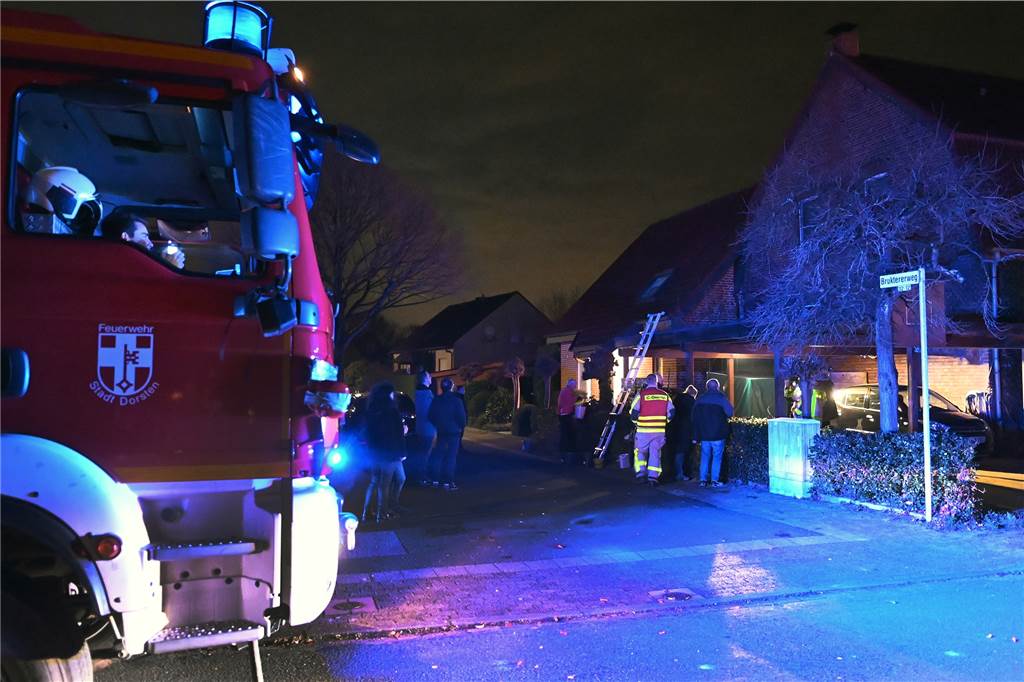 Silvester: Brände, Augenverletzung und ein Angriff auf Rettungskräfte Feuerwehreinsatz am Bruktererweg in Wulfen
