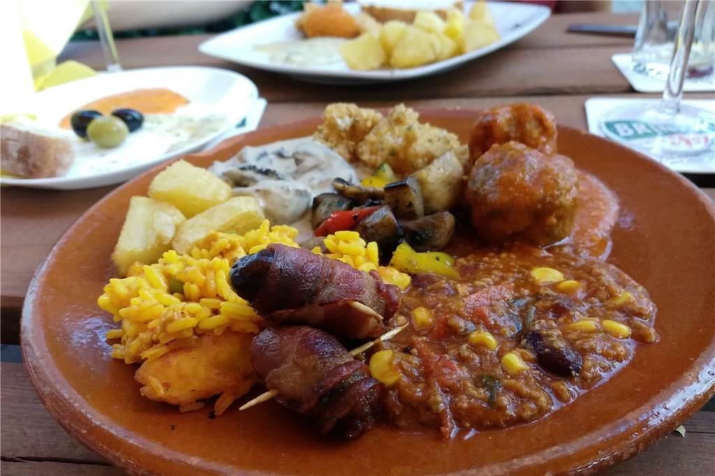 Am Büfett gibt es nicht nur Tapas wie die Datteln im Speckmantel, sondern auch Paella, Chili con Carne, Geschnetzeltes und eine Gemüsepfanne.